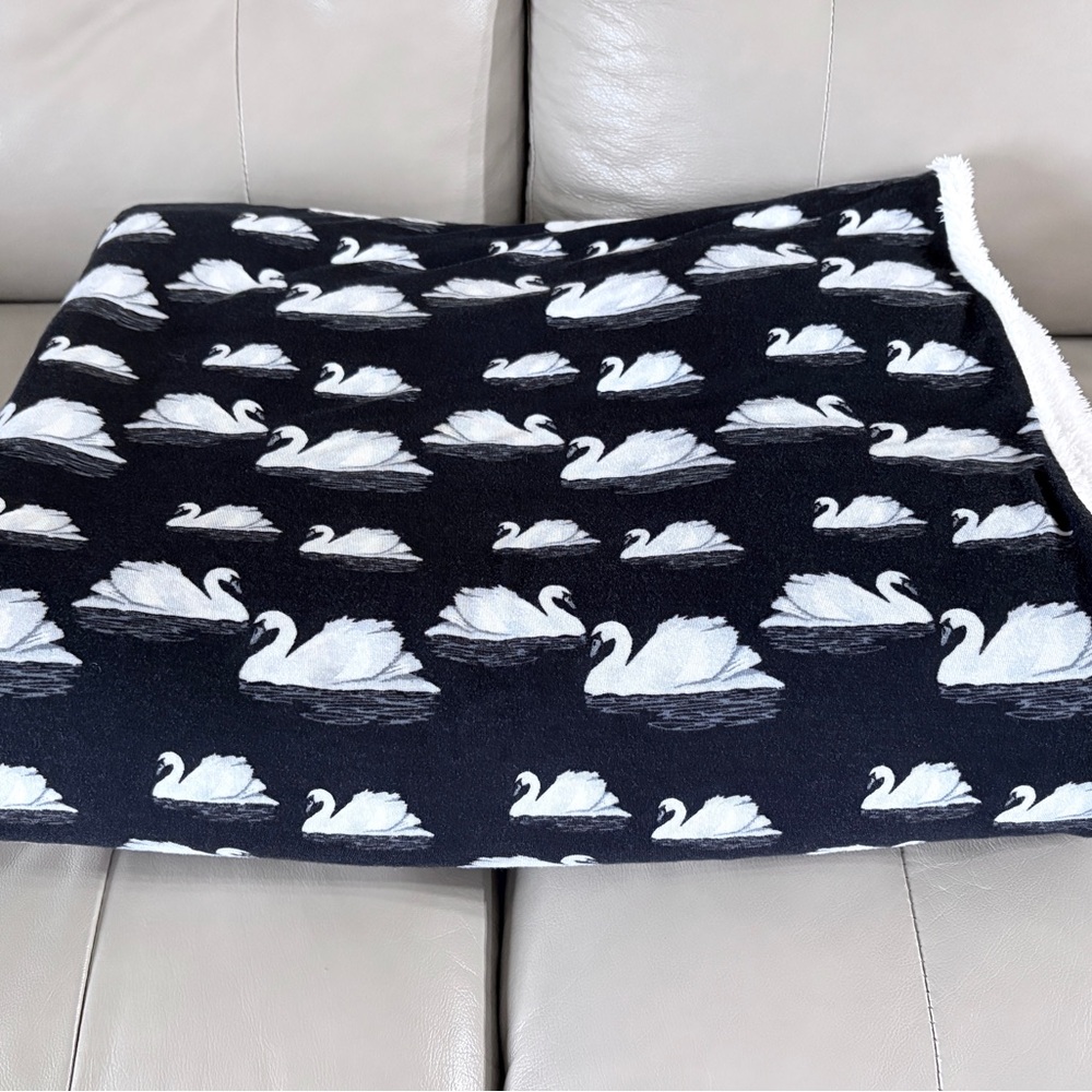 Posh Peanut Plush Blanket - Leia 🦢